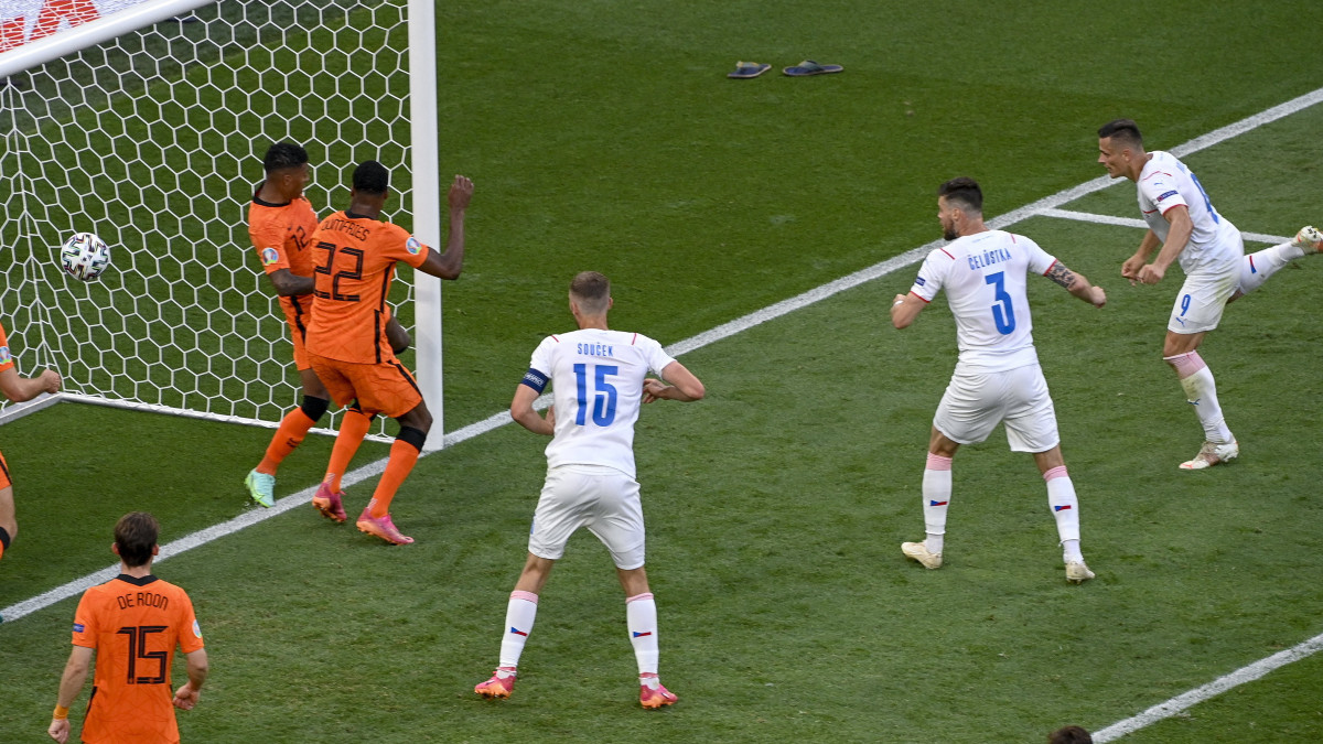 A cseh Tomá Holes (j) első gólja a koronavírus-járvány miatt 2021-re halasztott 2020-as labdarúgó Európa-bajnokság nyolcaddöntőjében játszott Hollandia - Csehország mérkőzésen a Puskás Arénában 2021. június 27-én.