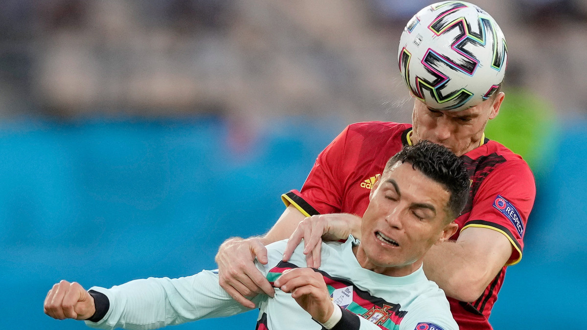 A belga Thomas Vermaelen (j) és a portugál Cristiano Ronaldo a világméretű koronavírus-járvány miatt 2021-re halasztott 2020-as labdarúgó Európa-bajnokság nyolcaddöntőjének Belgium-Portugália mérkőzésén Sevillában 2021. június 27-én.