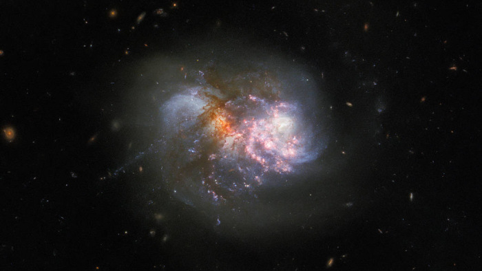275 millió fényévnyire épp összeolvadt két galaxis - fotó
