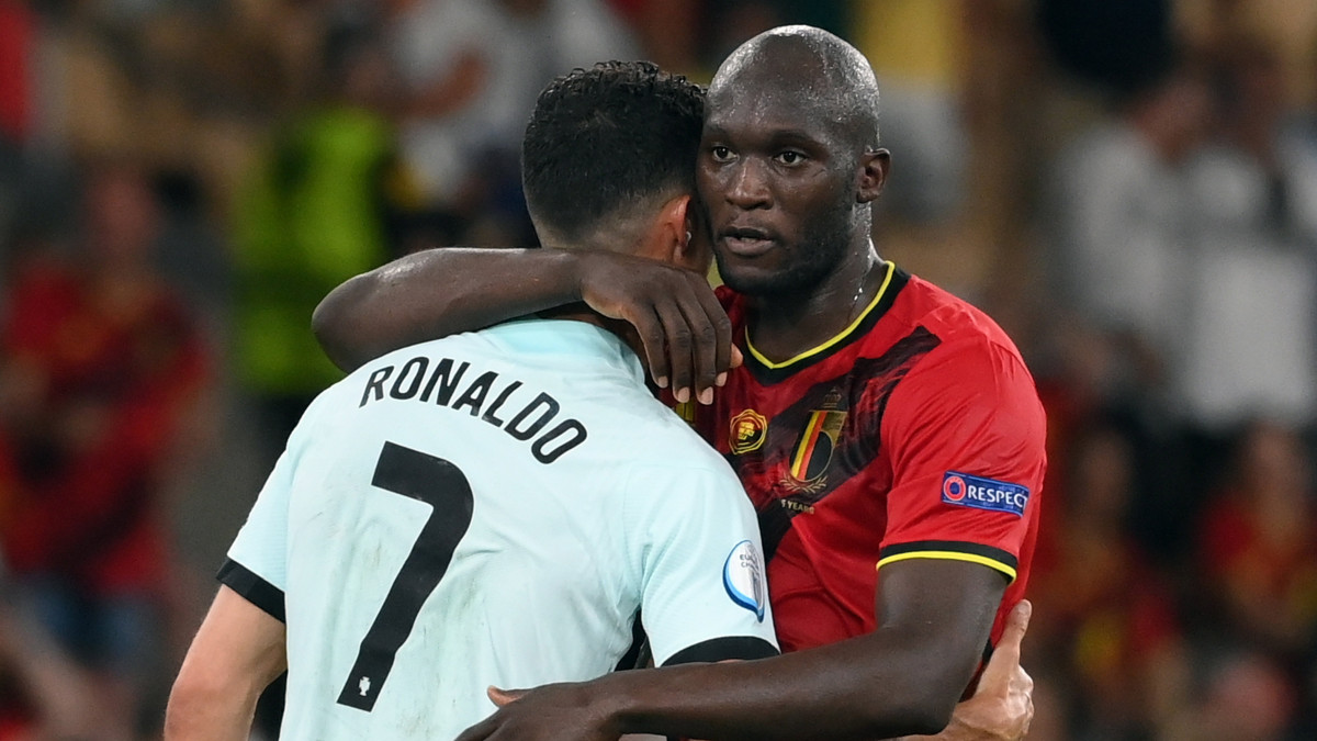 A belga Romelu Lukaku (j) és a portugál Cristiano Ronaldo, miután Belgium 1-0-ra győzött a világméretű koronavírus-járvány miatt 2021-re halasztott 2020-as labdarúgó Európa-bajnokság nyolcaddöntőjének Belgium-Portugália mérkőzésén Sevillában 2021. június 27-én.