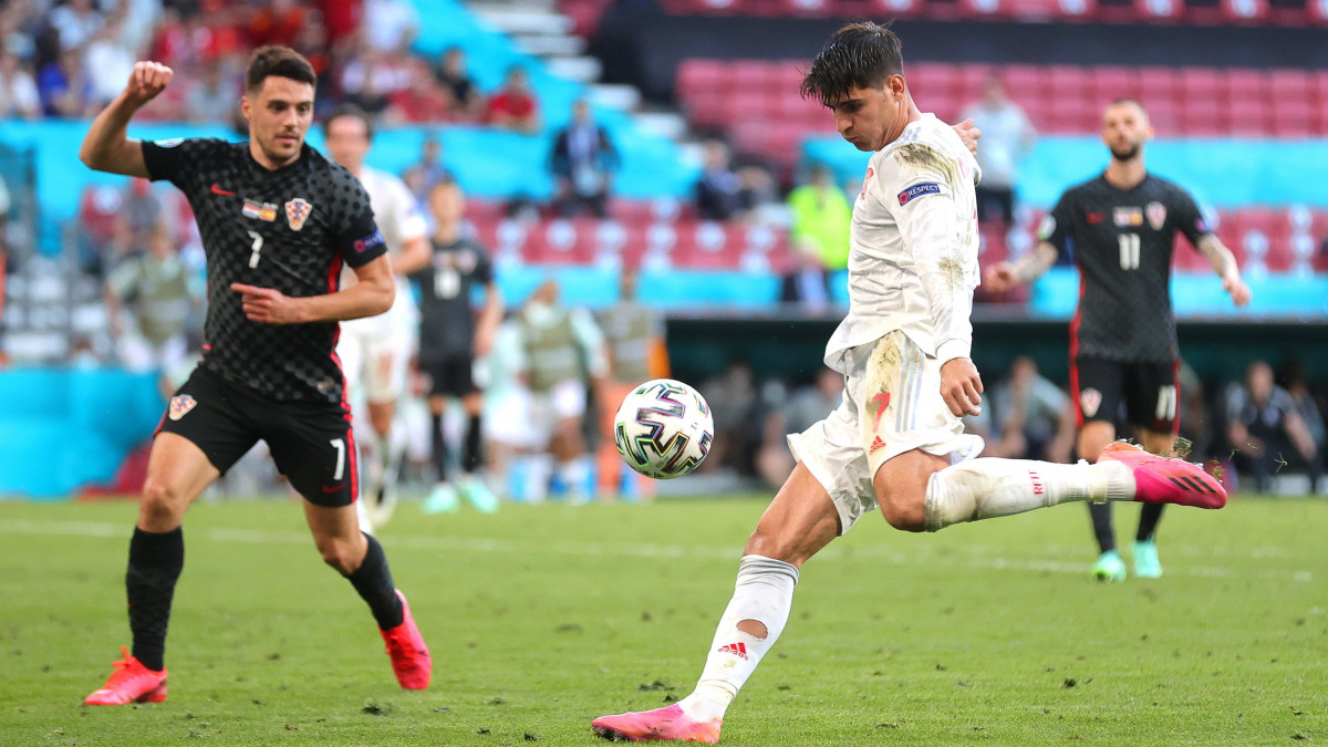 A spanyol Alvaro Morata (j) gólt szerez a világméretű koronavírus-járvány miatt 2021-re halasztott 2020-as labdarúgó Európa-bajnokság nyolcaddöntőjének Horvátország - Spanyolország mérkőzésén Koppenhágában 2021. június 28-án.