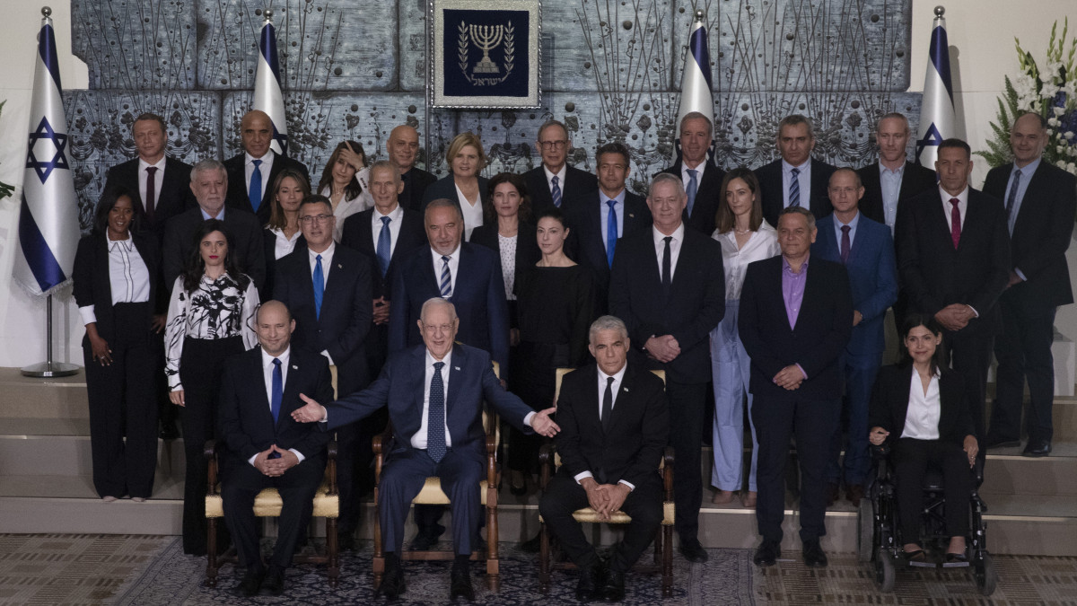 Naftali Bennett izraeli miniszterelnök (elöl, b), Reuven Rivlin izraeli államfő (elöl, k) és Jair Lapid izraeli külügyminiszter (elöl, j) fényképezésen vesznek részt az új kormány tagjaival a jeruzsálemi elnöki rezidencián 2021. június 14-én.