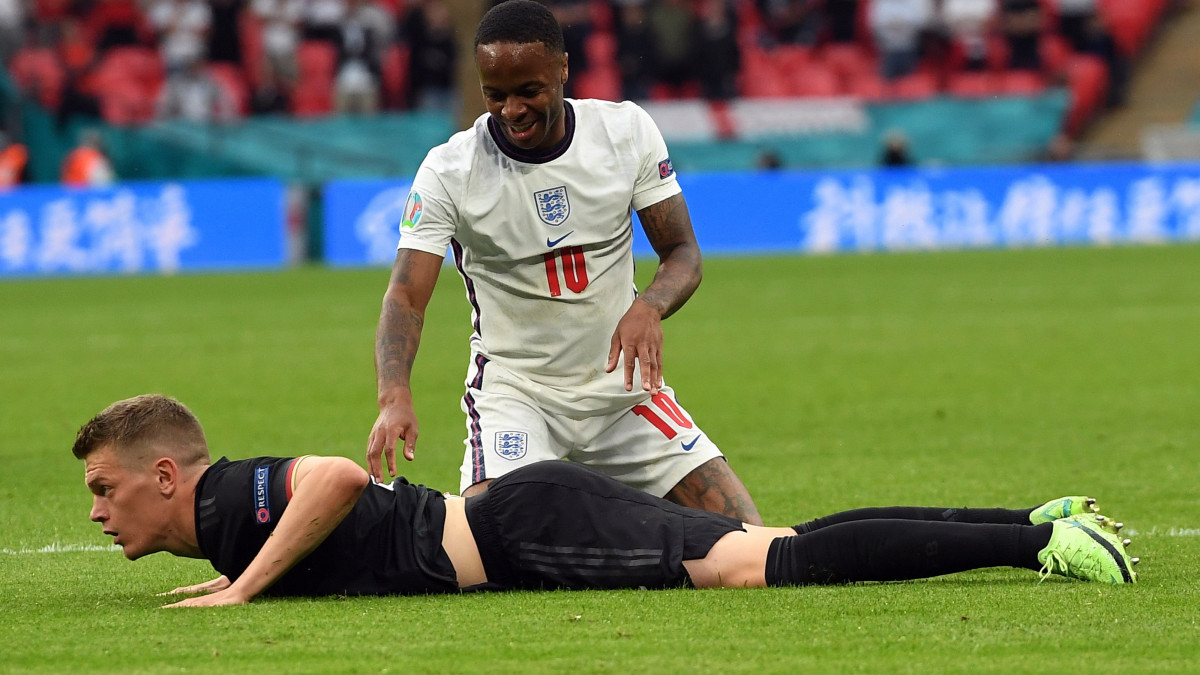A német Matthias Ginter (elöl) és az angol Raheem Sterling a koronavírus-járvány miatt 2021-re halasztott 2020-as labdarúgó Európa-bajnokság nyolcaddöntőjének Anglia-Németország mérkőzésén a londoni Wembley stadionban 2021. június 29-én.