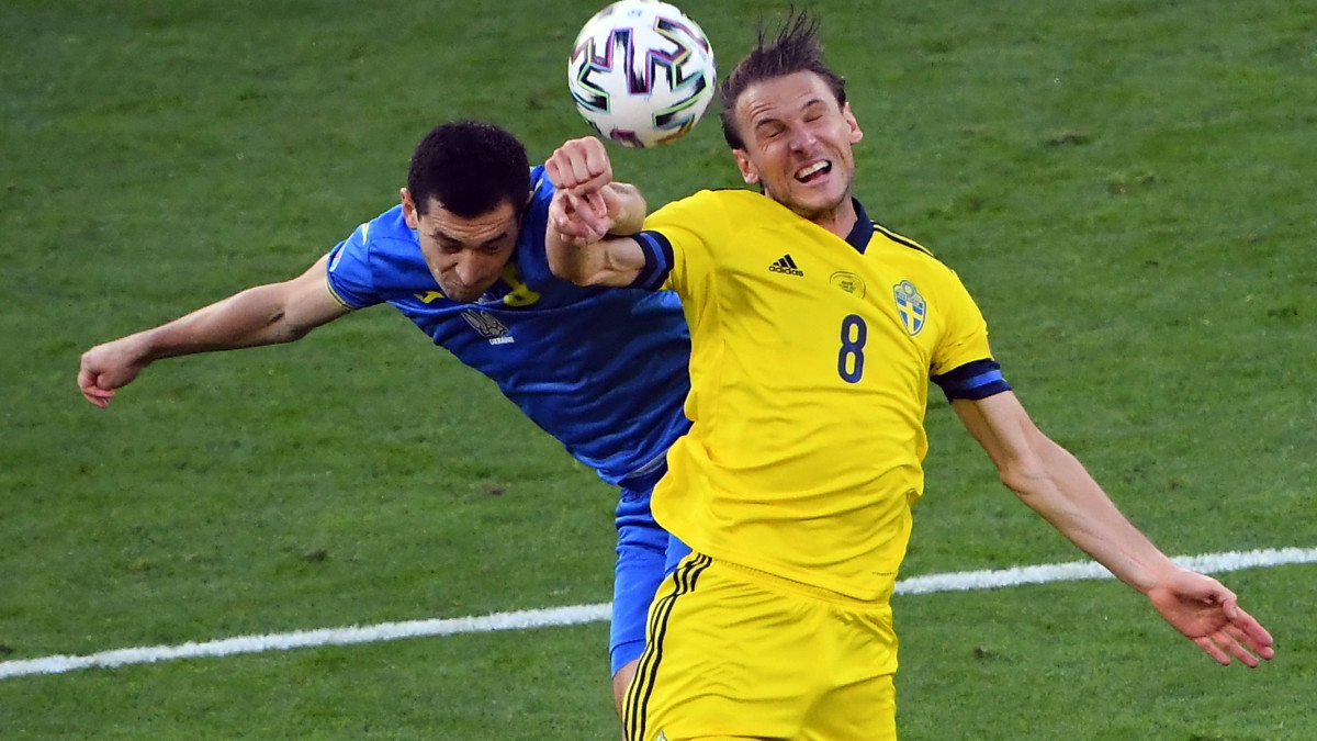 A svéd Albin Ekdal (j) és az ukrán Tarasz Sztepanenko a koronavírus-járvány miatt 2021-re halasztott 2020-as labdarúgó Európa-bajnokság nyolcaddöntőjének Svédország - Ukrajna mérkőzésén a glasgow-i Hampden Park stadionban 2021. június 29-én.