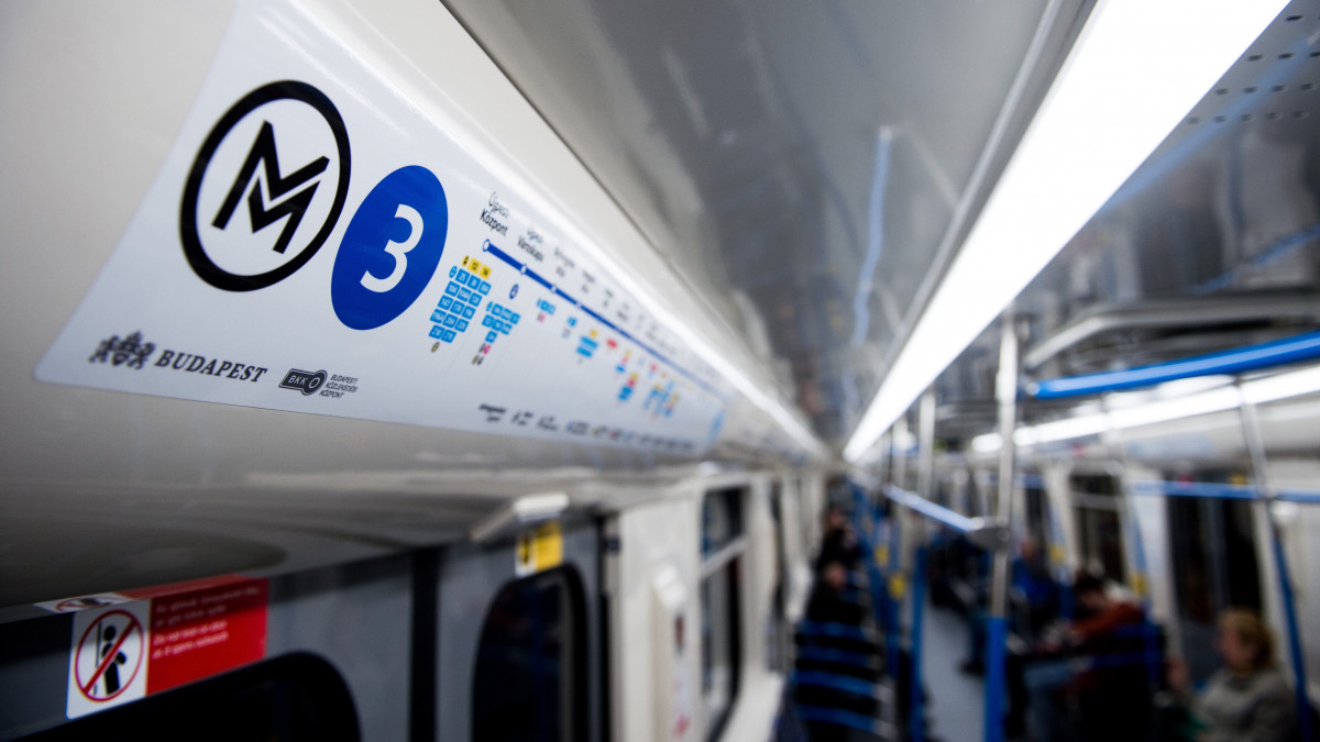 Az M3-as vonalon közlekedő első felújított metrószerelvény Budapesten 2017. március 20-án.