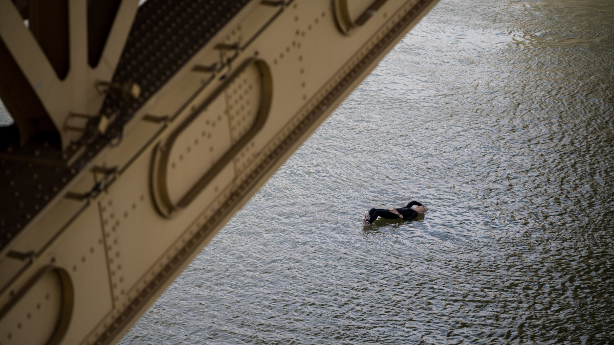 A vízbe esett személyt szimuláló bábu a Dunában a Budapesti Rendőr-főkapitányság mentési bemutatóján a Margit hídnál 2021. június 30-án.