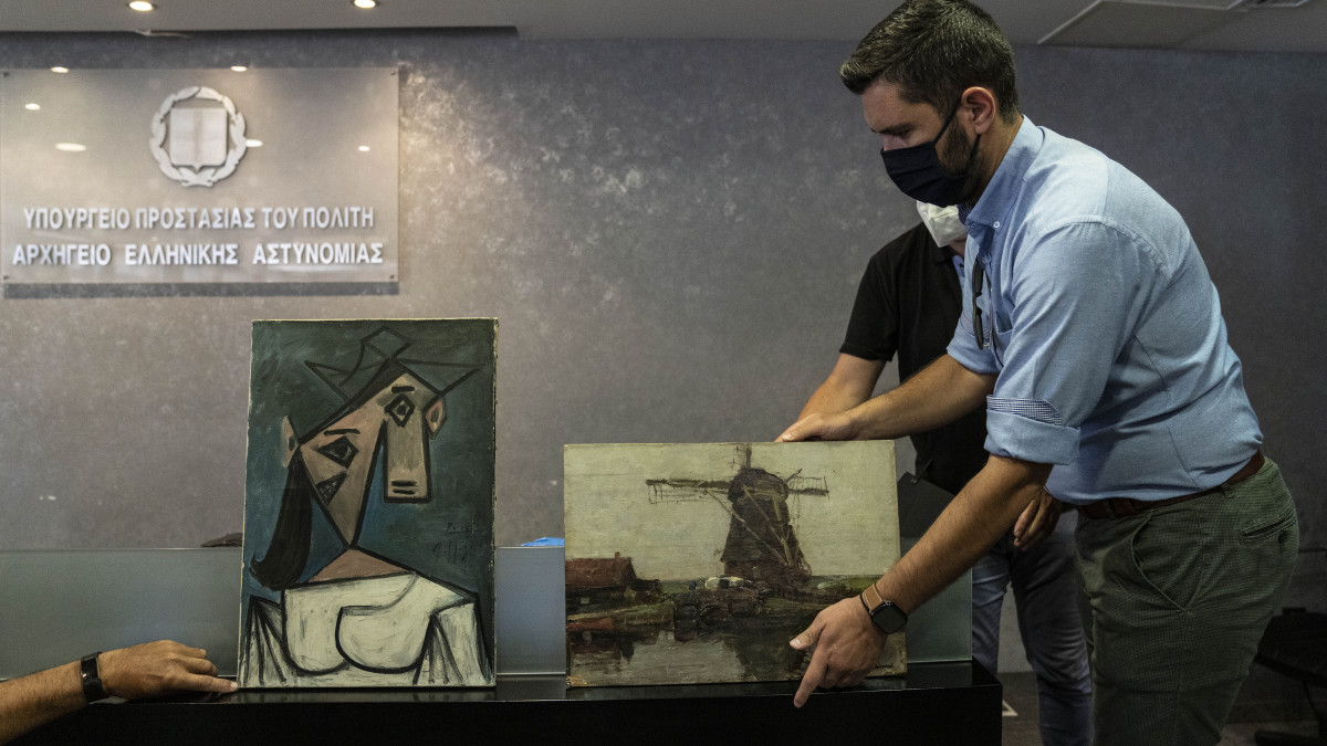 Pablo Picasso spanyol művész Női fej című 1939-es kubista festményét és Piet Mondrian holland festő Szélmalom című 1905-ös képét mutatja be a görög rendőrség egy athéni sajtóértekezleten 2021. június 29-én. A 16,5 millió euróra (5,8 milliárd forintra) becsült piaci értékű műalkotásokat 2012 januárjában lopták el a legnagyobb görög állami gyűjteményből, az athéni Nemzeti Galériából, és a rendőrök mostanában találták meg őket egy raktárban, az Athéntól 45 kilométerre délkeletre fekvő Keratea faluban.