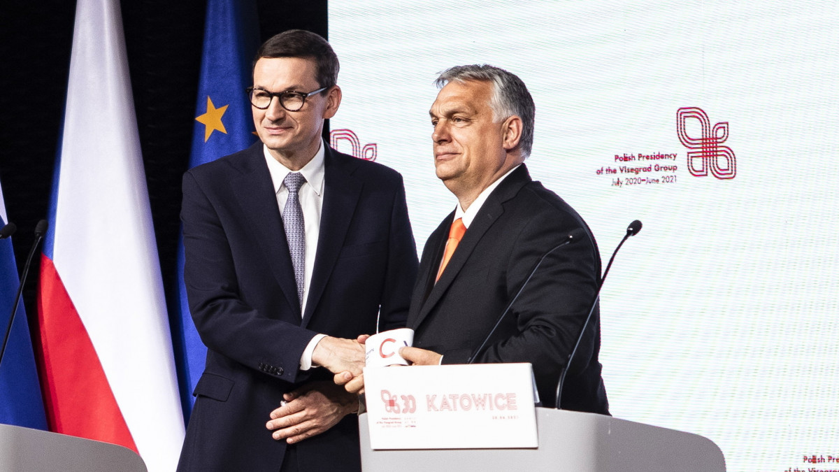 A Miniszterelnöki Sajtóiroda által közreadott képen Orbán Viktor magyar (j) és Mateusz Morawiecki lengyel miniszterelnök a visegrádi csoport (V4) miniszterelnökeinek csúcsértekezletén tartott sajtótájékoztatón Katowicében 2021. június 30-án. A találkozón Magyarország átveszi a V4 soros elnökségét.