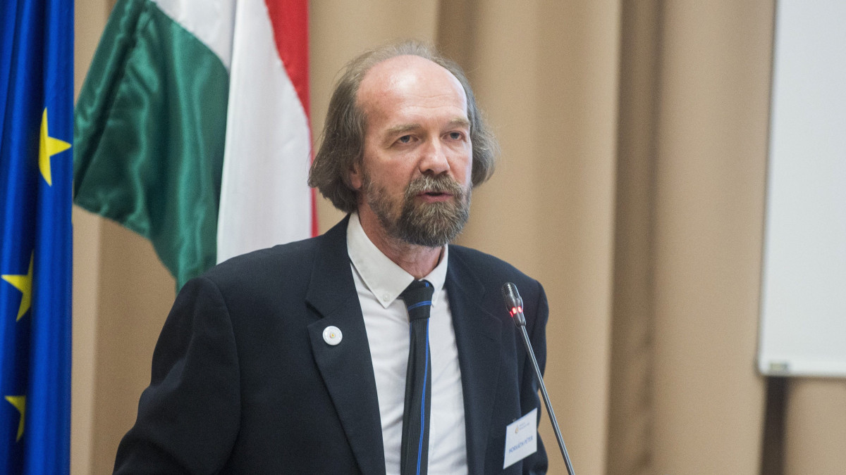 Horváth Péter, a testület újonnan megválasztott elnöke a Nemzeti Pedagógus Kar országos küldöttgyűlésén tartott sajtótájékoztatón a Földművelésügyi Minisztérium Darányi termében Budapesten 2016. június 25-én.