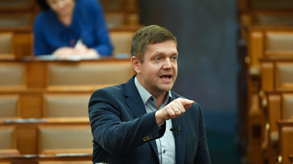 Tóth Bertalan, az MSZP elnöke felszólal a koronavírus elleni védekezésről szóló törvénytervezet általános vitáján az Országgyűlés plenáris ülésén 2020. március 24-én.