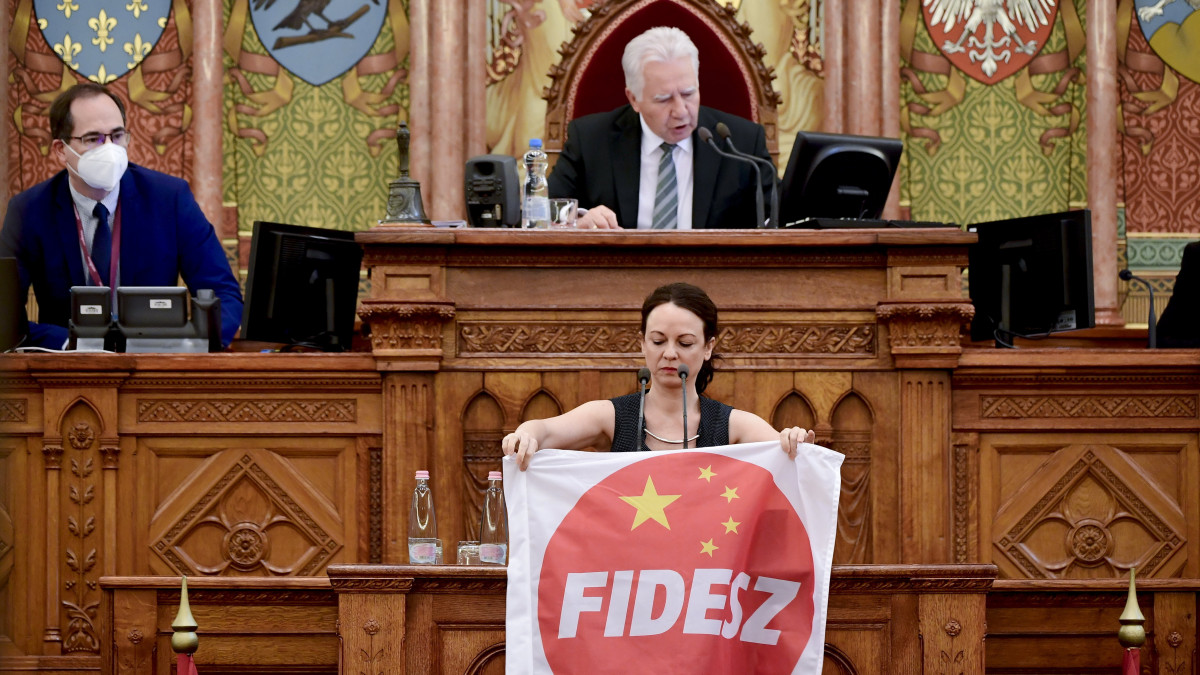 Szabó Tímea, a Párbeszéd képviselője egy molinót tesz a pulpitusra az Országgyűlés plenáris ülésén 2021. június 15-én.