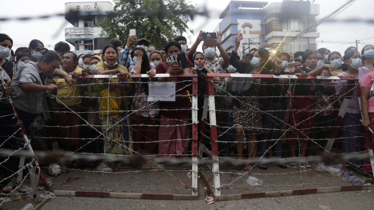 Hozzátartozók várják a foglyok szabadon engedését a ranguni Inszein börtön előtt 2021. június 30-án. A nap folyamán mintegy hétszáz foglyot enged szabadon a mianmari junta, sajtóhírek szerint politikai foglyok is vannak köztük.