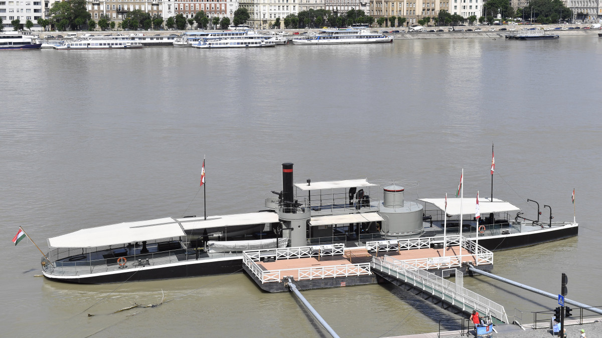 A Lajta Monitor Múzeumhajó a Parlament előtti Duna-szakaszon 2019. június 18-án.
