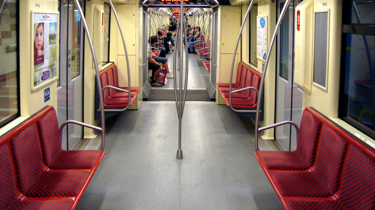 Budapest, 2013. szeptember 6. A BKK-BKV 2-es metró vonalán közlekedő Alstom Metropol szerelvény utastere. MTVA/Bizományosi: Jászai Csaba