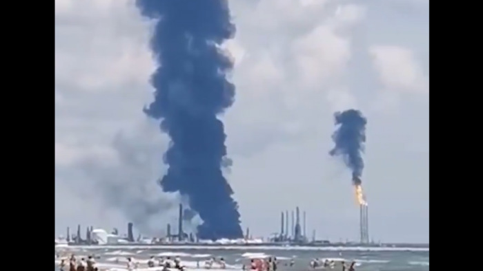 Robbanás után órákig lángokban állt a legnagyobb román kőolaj-finomító a Fekete-tengernél