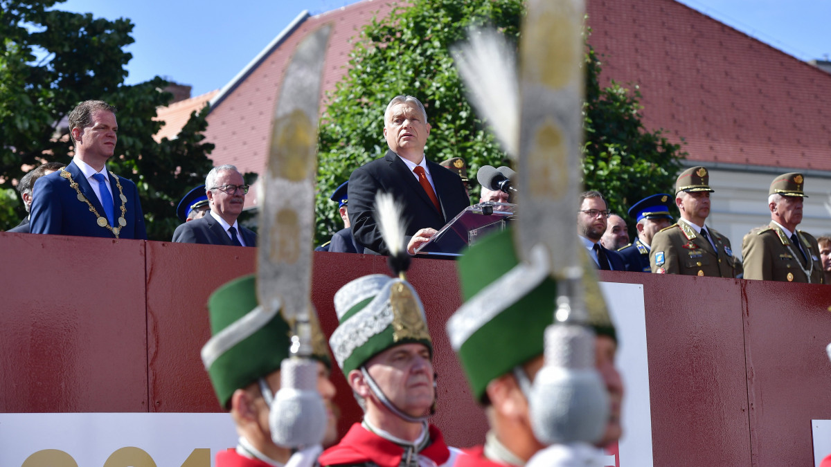 Orbán Viktor miniszterelnök (k) beszédet mond, mellette Koltay András rektor (b), Bakondi György, a miniszterelnök belbiztonsági főtanácsadója (b2), Ruszin-Szendi Romulusz, a Magyar Honvédség parancsnoka (j2), Orbán Balázs, a Miniszterelnökség parlamenti és stratégiai államtitkára (j3) a Nemzeti Közszolgálati Egyetem Rendészettudományi Kara és Katasztrófavédelmi Intézete végzett hallgatóinak tiszti eskütételén a budai Várban, a Kapisztrán téren 2021. július 3-án.