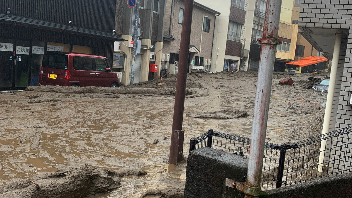 A napok óta tartó heves esőzések következtében lezúduló sárlavina áraszt el egy utcát a Tokiótól délre fekvő Sizuoka tartománybeli Atamiban 2021. július 3-án. A sárlavina lakóházakat döntött romba és húsz ember eltűnt. A térségben egyre gyakoribb, hogy a sokévi átlagnál lényegesen több csapadék zúdul le, és ennek következtében több a földcsuszamlás is.