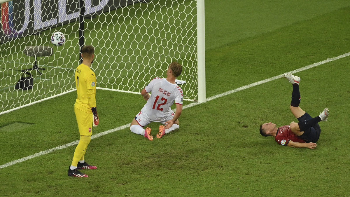 A dán Kasper Dolberg (k) megszerzi csapata második gólját a koronavírus-járvány miatt 2021-re halasztott 2020-as labdarúgó Európa-bajnokság negyeddöntőjének Csehország-Dánia mérkőzésén Bakuban 2021. július 3-án.