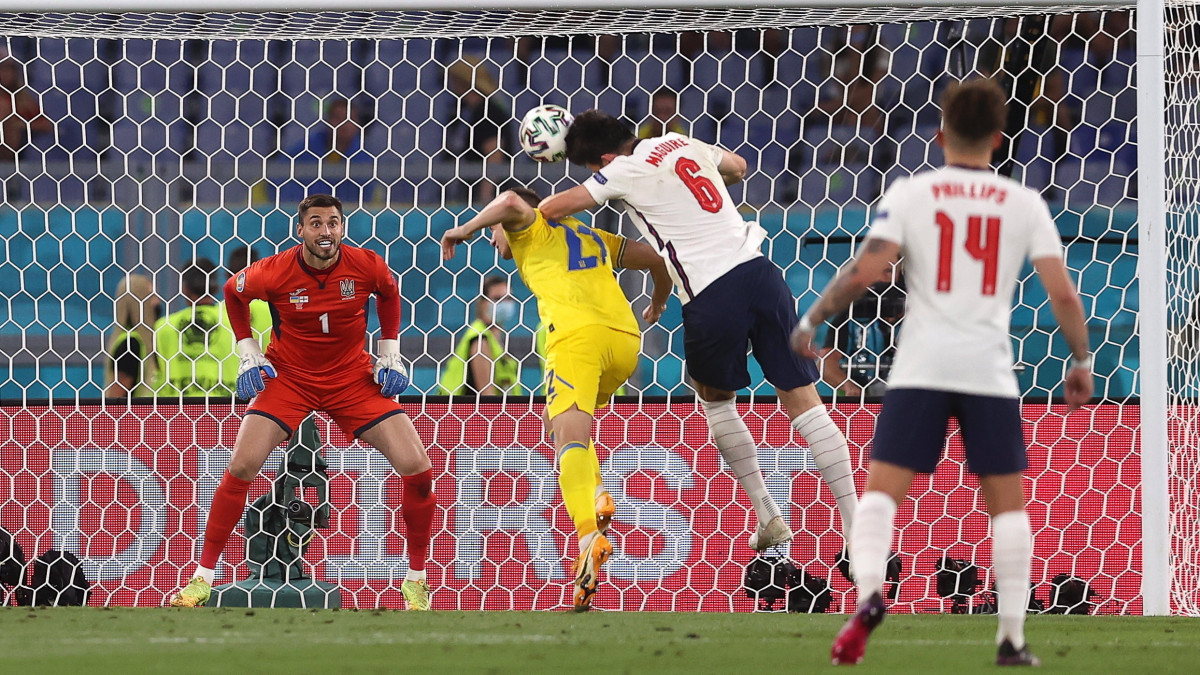 Az angol Harry Maguire (j,2) megszerzi csapata második gólját a koronavírus-járvány miatt 2021-re halasztott 2020-as labdarúgó Európa-bajnokság negyeddöntőjének Ukrajna-Anglia mérkőzésén Rómában 2021. július 3-án.