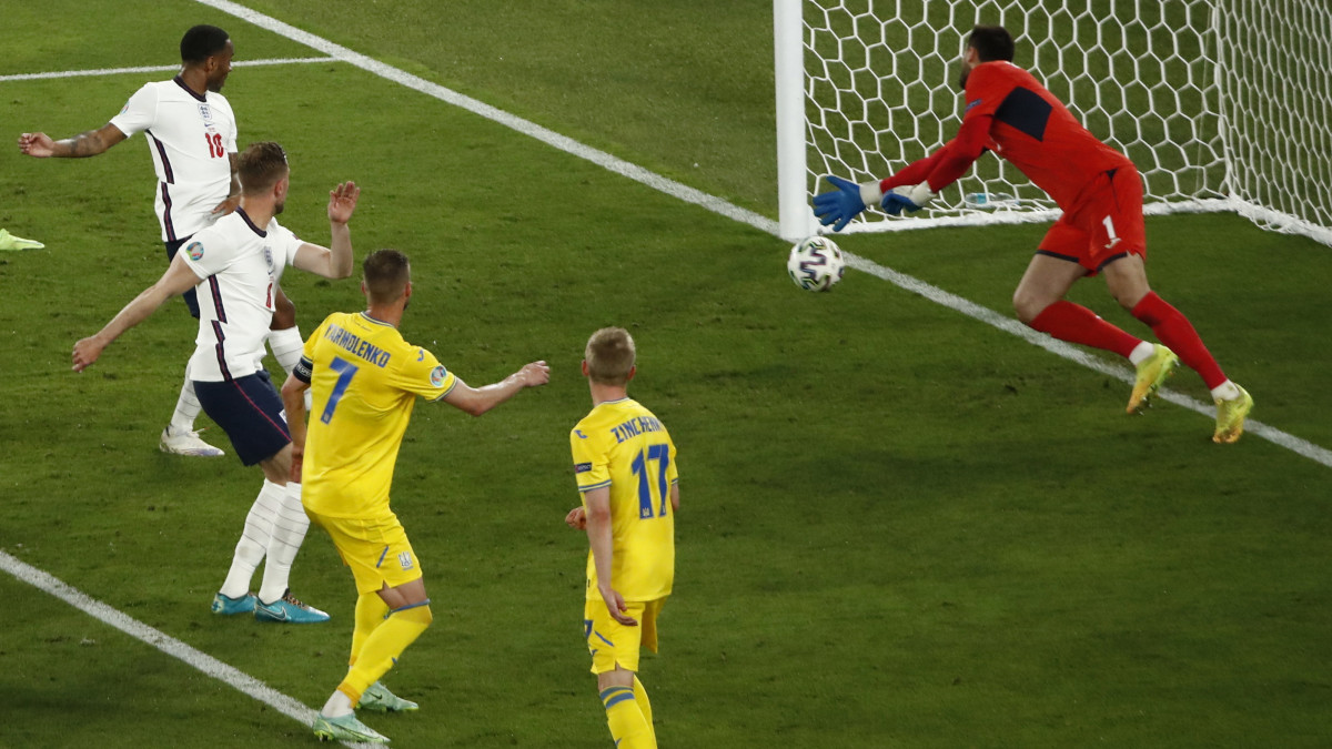 Az angol Jordan Henderson (b,2) megszerzi csapata negyedik gólját a koronavírus-járvány miatt 2021-re halasztott 2020-as labdarúgó Európa-bajnokság negyeddöntőjének Ukrajna-Anglia mérkőzésén Rómában 2021. július 3-án.