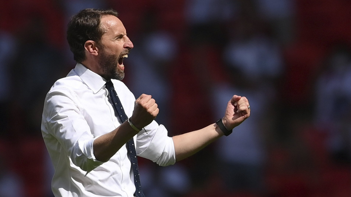 Gareth Southgate angol szövetségi kapitány ünnepel a koronavírus-járvány miatt 2021-re halasztott 2020-as labdarúgó Európa-bajnokság D csoportjának első fordulójában játszott Anglia-Horvátország mérkőzés végén a londoni Wembley Stadionban 2021. június 13-án. Az angol válogatott 1-0-ra győzött.