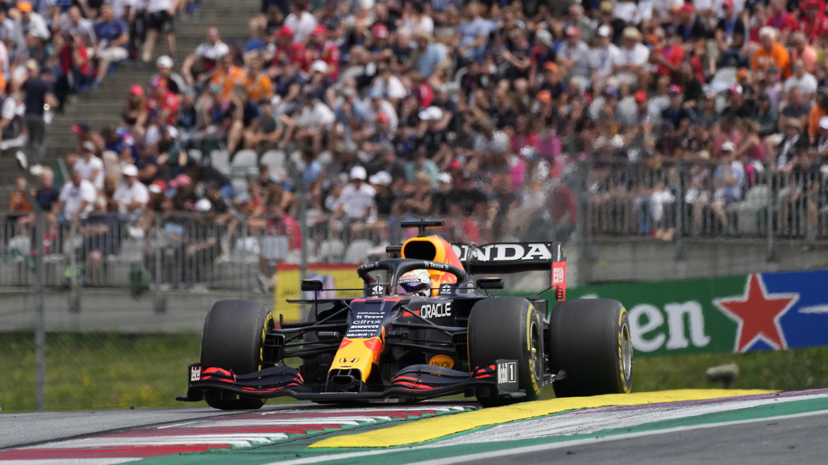 Max Verstappen, a Red Bull holland versenyzője a Forma-1-es autós gyorsasági világbajnokság Osztrák Nagydíján a spielbergi pályán 2021. július 4-én.
