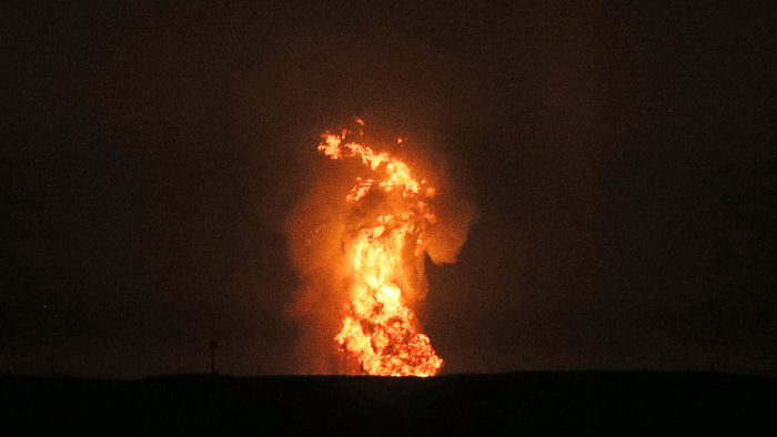 Hatalmas robbanás és lángoszlop világított a Kaszpi-tengeren – fotók, videók