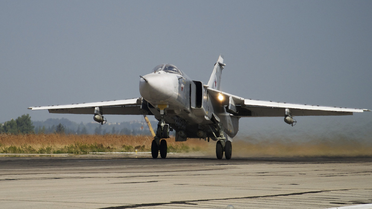 A 2021. június 24-én közreadott képen az orosz hadsereg SZU-24M típusú repülőgépe bevetésre indul a szíriai Hmeimim légitámaszpontról 2015. október 22-én. Az orosz védelmi minisztérium tájékoztatása szerint a Defender brit romboló 2021. június 23-án három kilométer mélyen behatolt Oroszország területi vizeire a Fekete-tenger északnyugati részén, a Fiolent-fok közelében, és csak azt követően változtatott irányt, hogy egy orosz őrnaszád két figyelmeztető lövést adott le, egy SZU-24M típusú repülőgép pedig négy bombát dobott le a haladási útvonalára.