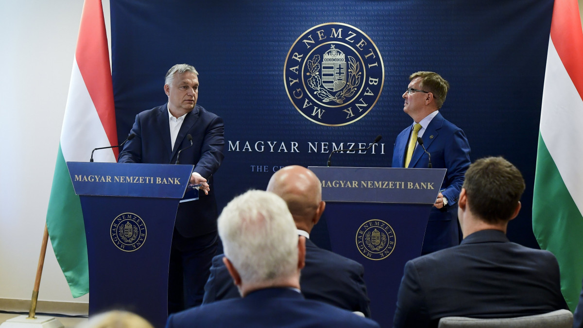 Orbán Viktor miniszterelnök (b) sajtótájékoztatót tart Matolcsy Györggyel, a Magyar Nemzeti Bank (MNB) elnökével (j), miután a jegybankelnök társaságában megtekintette az MNB által őrzött aranytartalékot Budapesten, az MNB logisztika központjában 2021. július 6-án. A jegybank 2018-ban a miniszterelnök stratégiai tanácsára úgy döntött, hogy megtízszerezi Magyarország aranytartalékát, majd az elmúlt évben újabb bővítésről döntöttek, így jelenleg 94,5 tonna az aranytartalék.