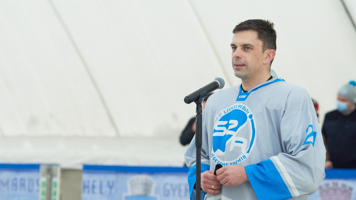 Novák Eduárd, Románia ifjúsági és sportminisztere beszél a marosszentgyörgyi sátortetős műjégpálya ünnepélyes átadásán 2021. február 14-én. A jégpálya a magyar kormány támogatásával valósult meg.