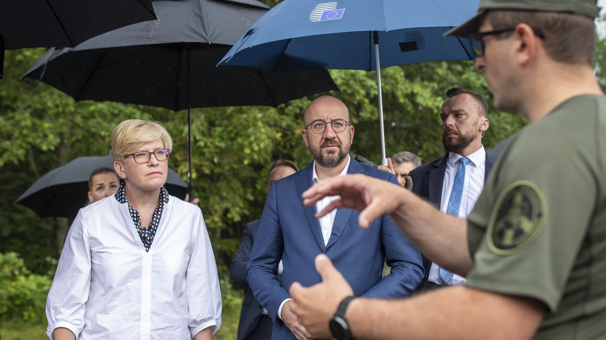 Charles Michel, az Európai Tanács elnöke (j) és Ingrida Simonyte litván miniszterelnök litván határőrökkel beszél a litván-fehérorosz határon, a Vilniustól mintegy 40 kilométerre fekvő Padvarionys falu térségében 2021. július 6-án.