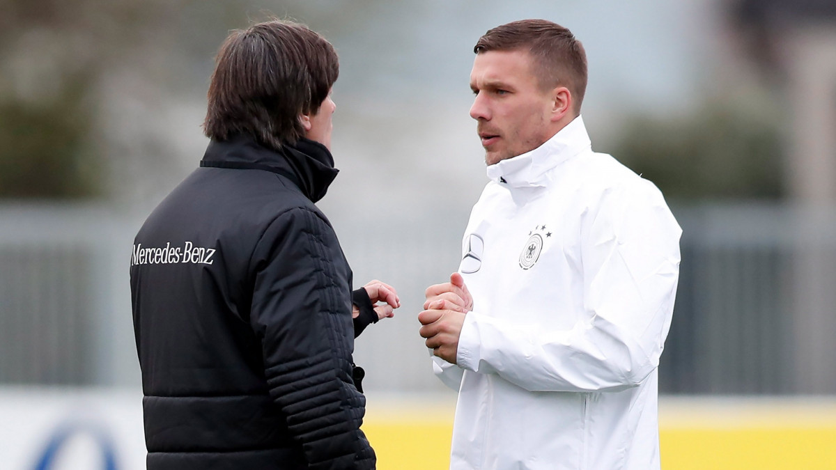 Kamen, 2017. március 21.Joachim Löw, a német labdarúgó-válogatott szövetségi kapitánya (b) és Lukas Podolski a németországi Kamenben tartott edzésen 2017. március 21-én. Németország másnap felkészülési mérkőzést játszik Angliával Dortmundban. (MTI/EPA/Friedemann Vogel)