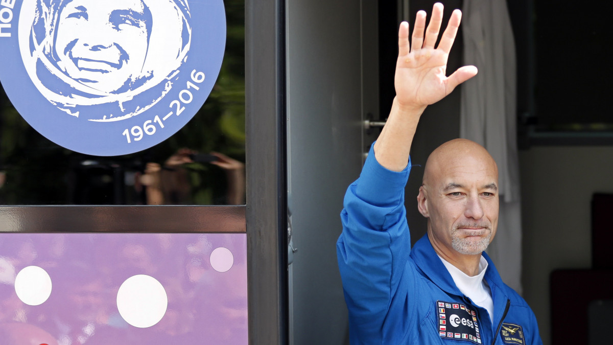 Luca Parmitano, az Európai Űrügynökség, az ESA olasz űrhajósa búcsúzkodik egy busz ajtajában, amint szállásáról elindul a kilövőállásra a kazahsztáni Bajkonur orosz űrközpontjában 2019. július 20-án. Parmitano Andrew Morgannal, a NASA amerikai és Alekszandr Szkvorcovval, a Roszkozmosz orosz űrhajósával a Föld körül keringő Nemzetközi Űrállomásra utazik a Szojuz MSz-13 űrhajó fedélzetén a 60-61-es expedíció keretében.