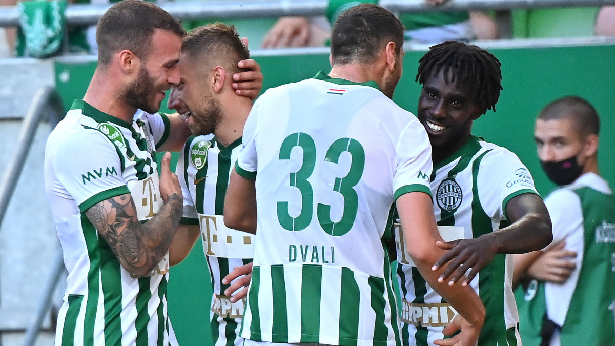 Nguen Tokmac, a Ferencvárosi TC első góljának szerzője (j) ünnepel csapattársaival a labdarúgó Bajnokok Ligája selejtezőjének 1. fordulójában az FC Prishtina játszott mérkőzés előtt a budapesti Groupama Arénában 2021. július 6-án.