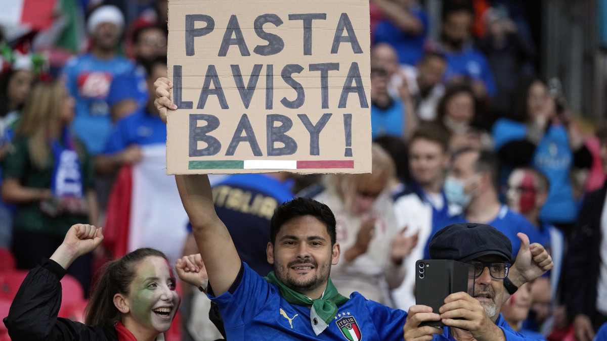 Olasz szurkolók a koronavírus-járvány miatt 2021-re halasztott 2020-as labdarúgó Európa-bajnokság elődöntőjének Olaszország-Spanyolország mérkőzésén Londonban 2021. július 6-án.