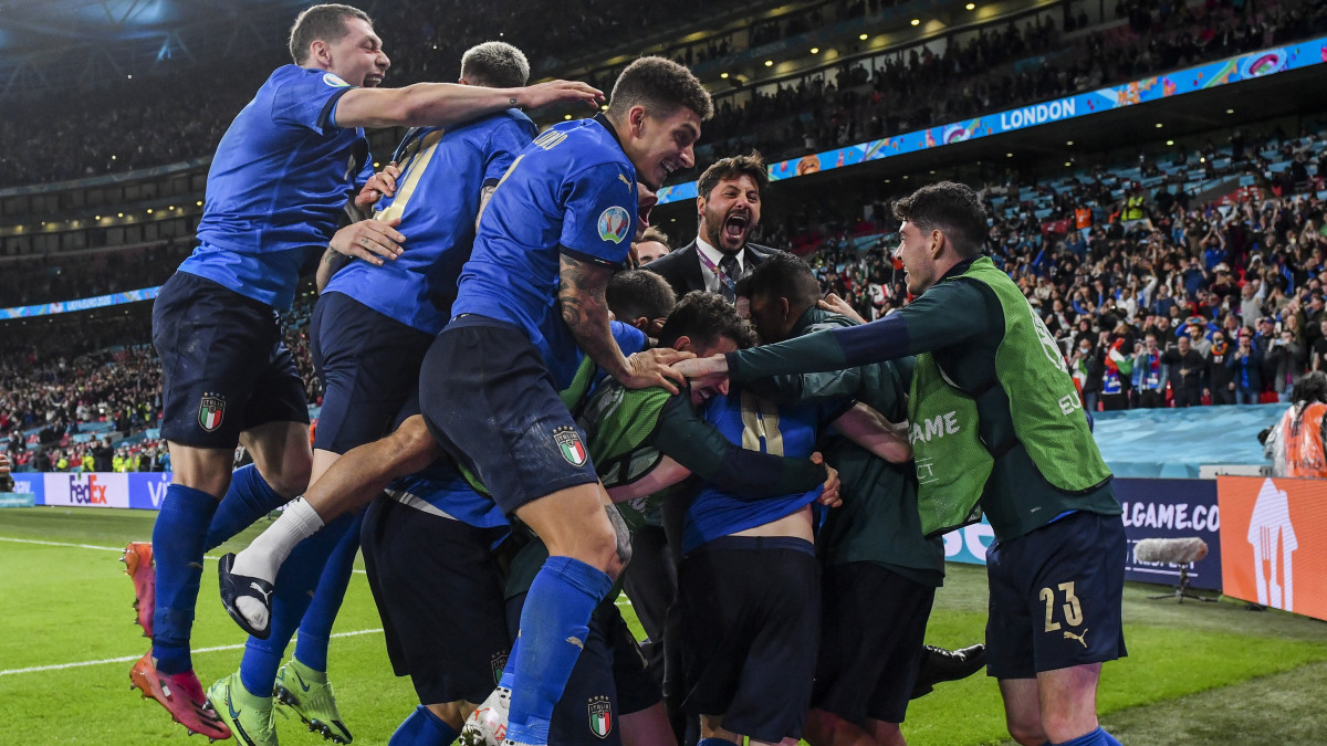 Az olasz játékosok ünnepelnek, miután csapatuk 1-1 után tizenegyespárbajban 4-2-re megnyerte a koronavírus-járvány miatt 2021-re halasztott 2020-as labdarúgó Európa-bajnokság elődöntőjének Olaszország-Spanyolország mérkőzését Londonban 2021. július 6-án.