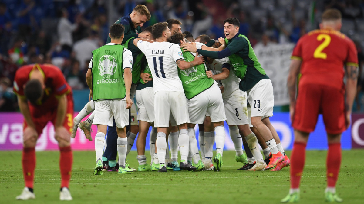 Az olasz játékosok ünnepelnek, miután megnyerték a koronavírus-járvány miatt 2021-re halasztott 2020-as labdarúgó Európa-bajnokság negyeddöntőjének Belgium-Olaszország mérkőzését Münchenben 2021. július 2-án.