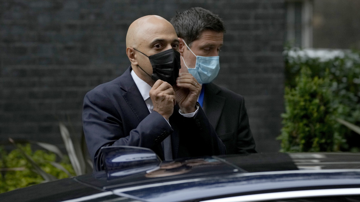Sajid Javid újonnan kinevezett brit egészségügyi miniszter a koronavírus-járvány miatt védőmaszkot vesz fel a londoni kormányfői rezidenciáról, a Downing Street 10-ből távoztában 2021. június 30-án.