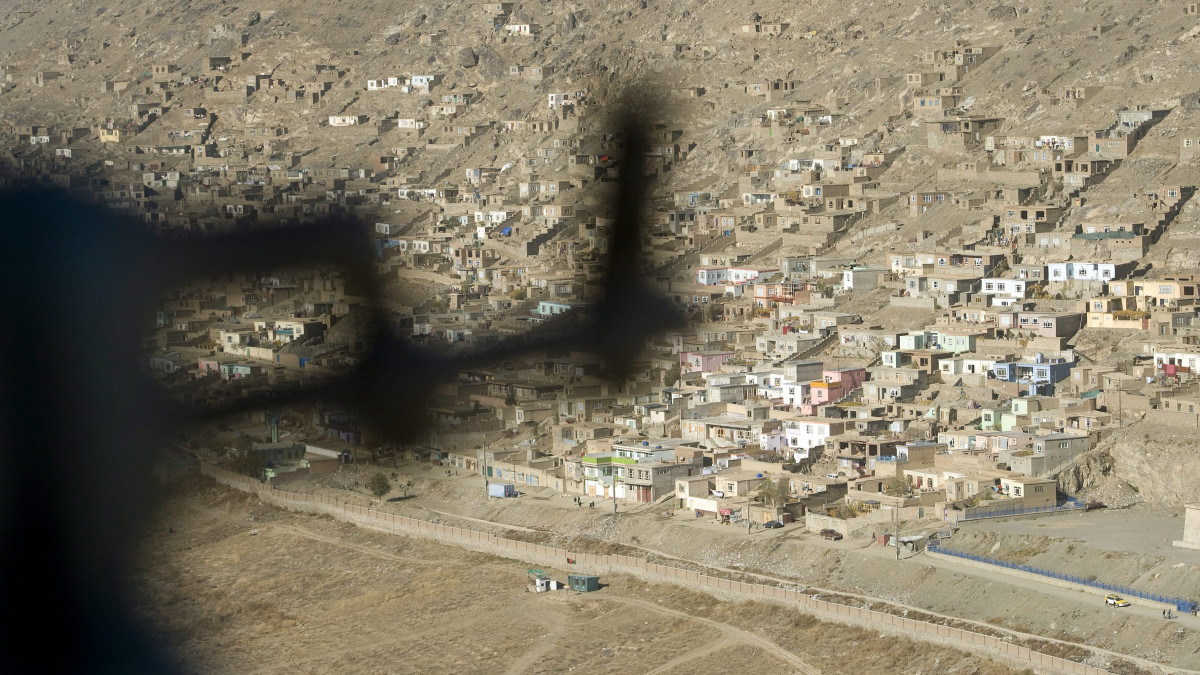 Egy MI-35 harci helikopter, amit afgán pilóta vezet, ablakából látszik Kabul külvárosa 2012. december 2-án. A magyar légikiképző csoport 12 katonája a helyi pilótákat és a műszakiakat tanítja a kabuli nemzetközi repülőtéren.
