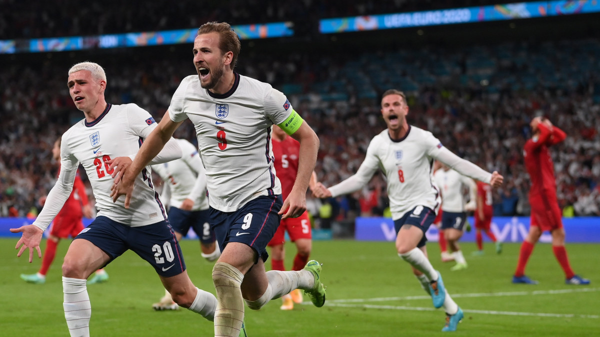 Az angol Harry Kane (b2) ünnepel, miután gólt lőtt a koronavírus-járvány miatt 2021-re halasztott 2020-as labdarúgó Európa-bajnokság elődöntőjében játszott Anglia-Dánia mérkőzésen a londoni Wembley stadionban 2021. július 7-én.