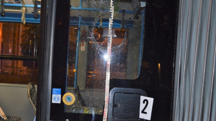 Kockakővel dobták be egy busz ablakát, megsérült egy csecsemő - fotók