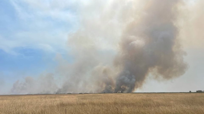 Hatalmas tűz pusztít Székkutasnál, kilométerekről látható a füstoszlop - fotó