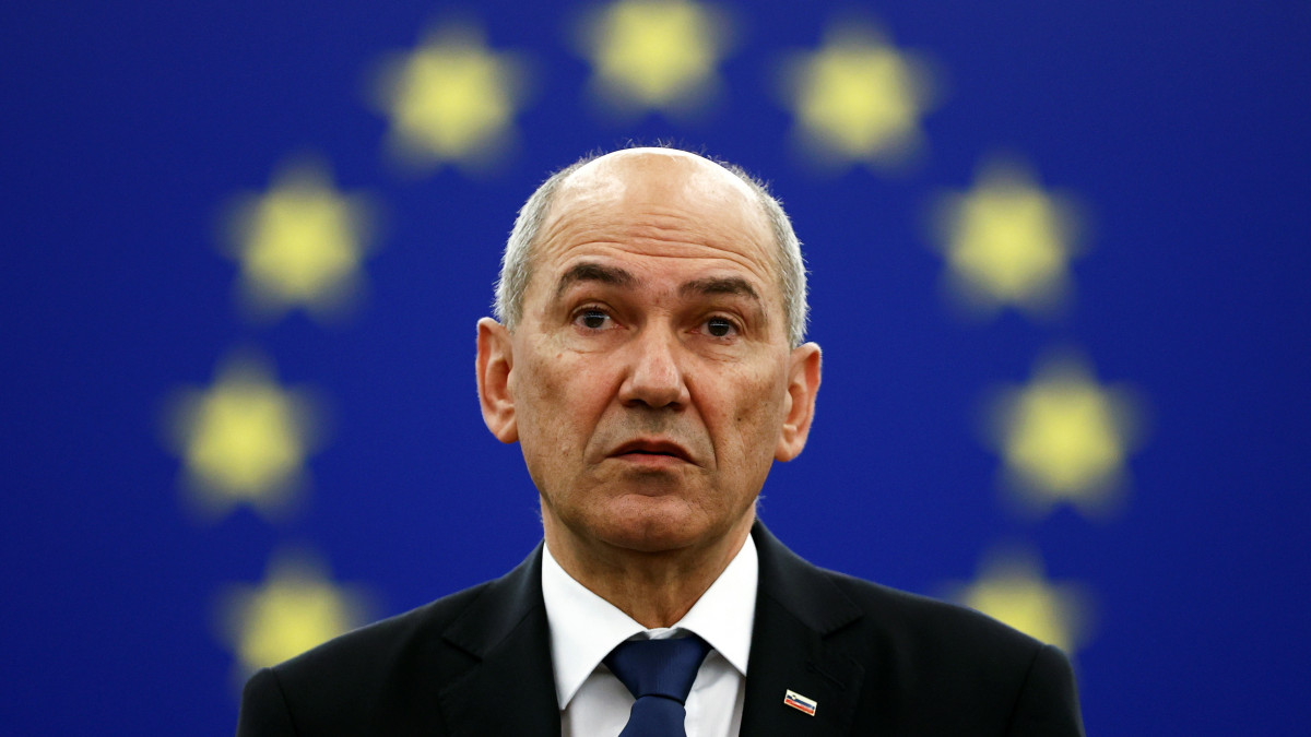 Janez Jansa szlovén miniszterelnök a szlovén EU-elnökség programját ismerteti az Európai Parlament strasbourgi üléstermében 2021. július 6-án. Szlovénia július 1-jén vette át hat hónapra az Európai Unió Tanácsának soros elnöki tisztségét Portugáliától.