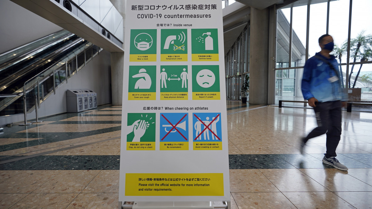 Az új koronavírus elleni védekezés módjait bemutató piktogramok a világméretű koronavírus-járvány miatt 2021-re halasztott 2020-as tokiói nyári olimpia fő sajtóközpontjában, a Tokyo Big Site tokiói kiállítási és kongresszusi központ épületében 2021. július 2-án.