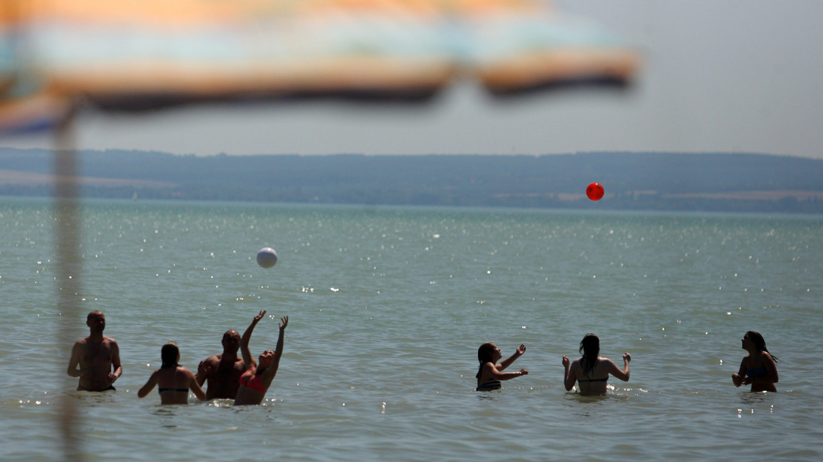 Fürdőzők a Balatonban a szigligeti strandnál. A tartós kánikula miatt másodfokú hőségriasztást rendelt el az országos tiszti főorvos a június 18-tól 21-ig tartó időszakra.