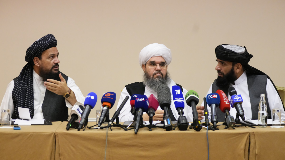 Mohammad Naim, Mavlavi Sahabuddin Dilavar és Szuhail Sahín, az afganisztáni radikális iszlamista tálib mozgalom politikai irodája küldöttségének tagjai (b-j) egy moszkvai sajtóértekezleten 2021. július 9-én.