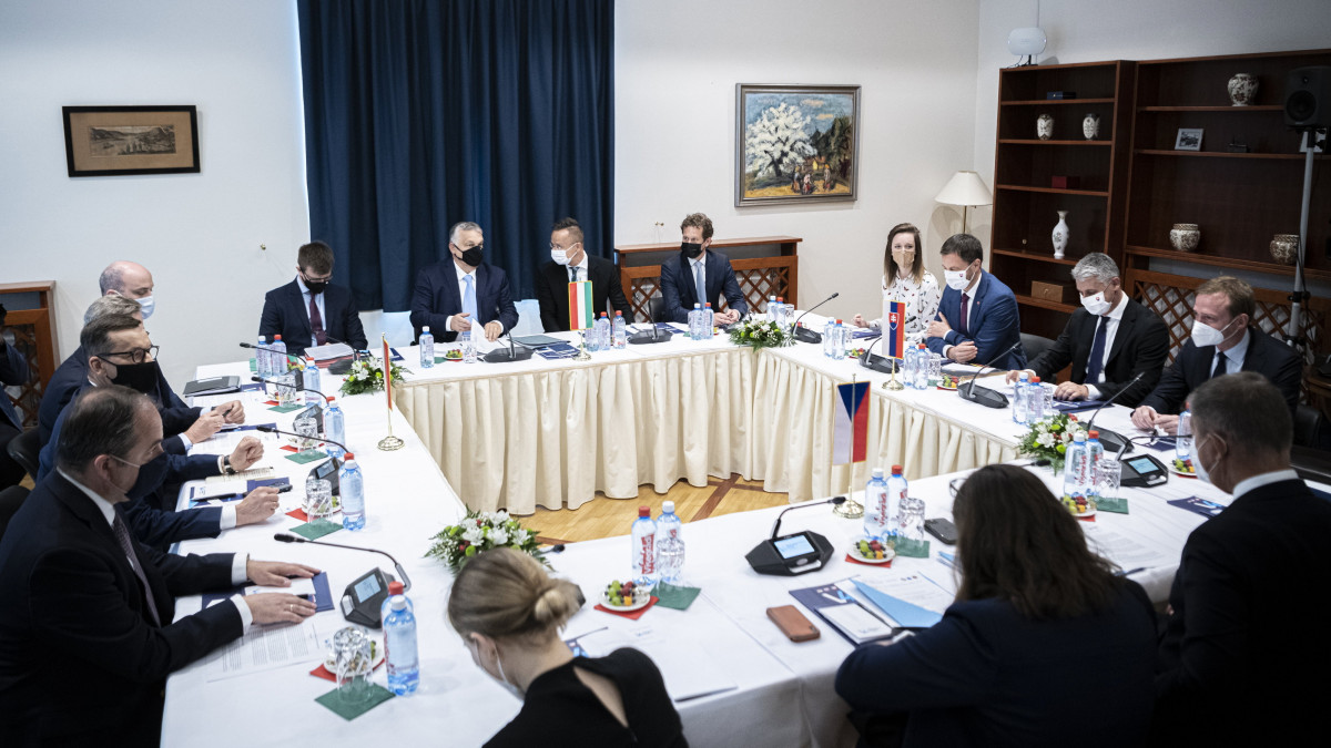 A Miniszterelnöki Sajtóiroda által közreadott képen Orbán Viktor magyar (b2), Eduard Heger szlovák (jobbról, j3), Mateusz Morawiecki lengyel (b2) és Andrej Babis cseh miniszterelnök (háttal) megbeszélésükön a visegrádi csoport (V4) miniszterelnökeinek és a szlovén kormányfő csúcsértekezlete előtt a ljubljanai magyar nagykövetségén 2021. július 9-én. Szemben Szijjártó Péter külgazdasági és külügyminiszter (b3).