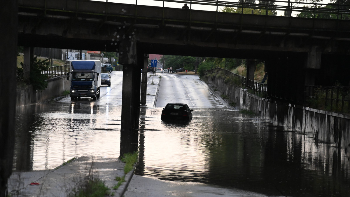 Autók haladnak a felhőszakadás után esővízzel elárasztott úton Budapesten, az Illatos úton 2021. július 9-én. Az esőzés miatt több kerületben is korlátozásokra kell készülniük az autósoknak és a tömegközlekedéssel utazóknak.