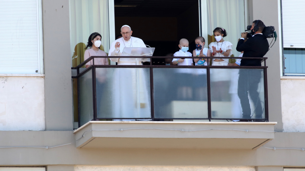 ROME, ITALY - JULY 11: From the balcony of his tenth-floor hospital window, Pope Francis greets crowds gathered below for the Sunday Angelus, broadcast live around the world on July 11, 2021 in Rome, Italy. Pope Francis gave his familiar âBuongiorno!â greetings from the hospital on Sunday, just one week after undergoing intestinal surgery from which he is still recuperating at Romes Gemelli Hospital. (Photo by Franco Origlia/Getty Images)
