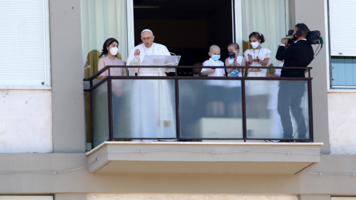 A kórház erkélyén lépett először nyilvánosság elé Ferenc pápa a műtétje után